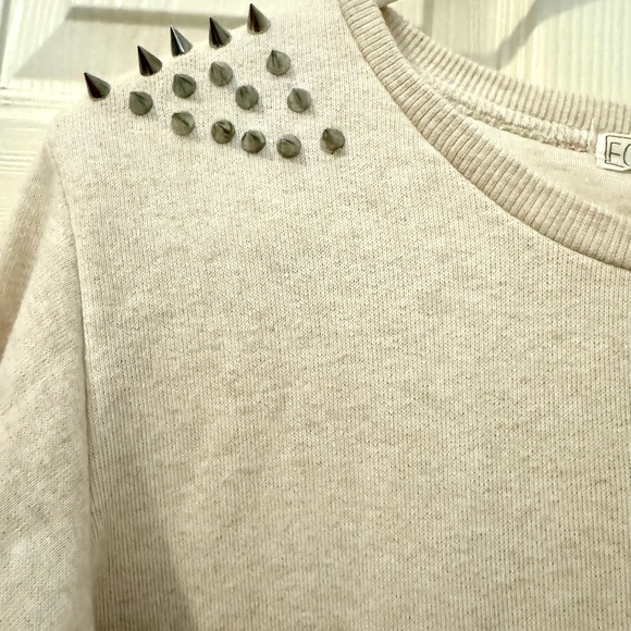 Women’s Y2K sweater. Studded shoulders. Oatmeal and black. Worn once sz medium - Picture 3 of 4